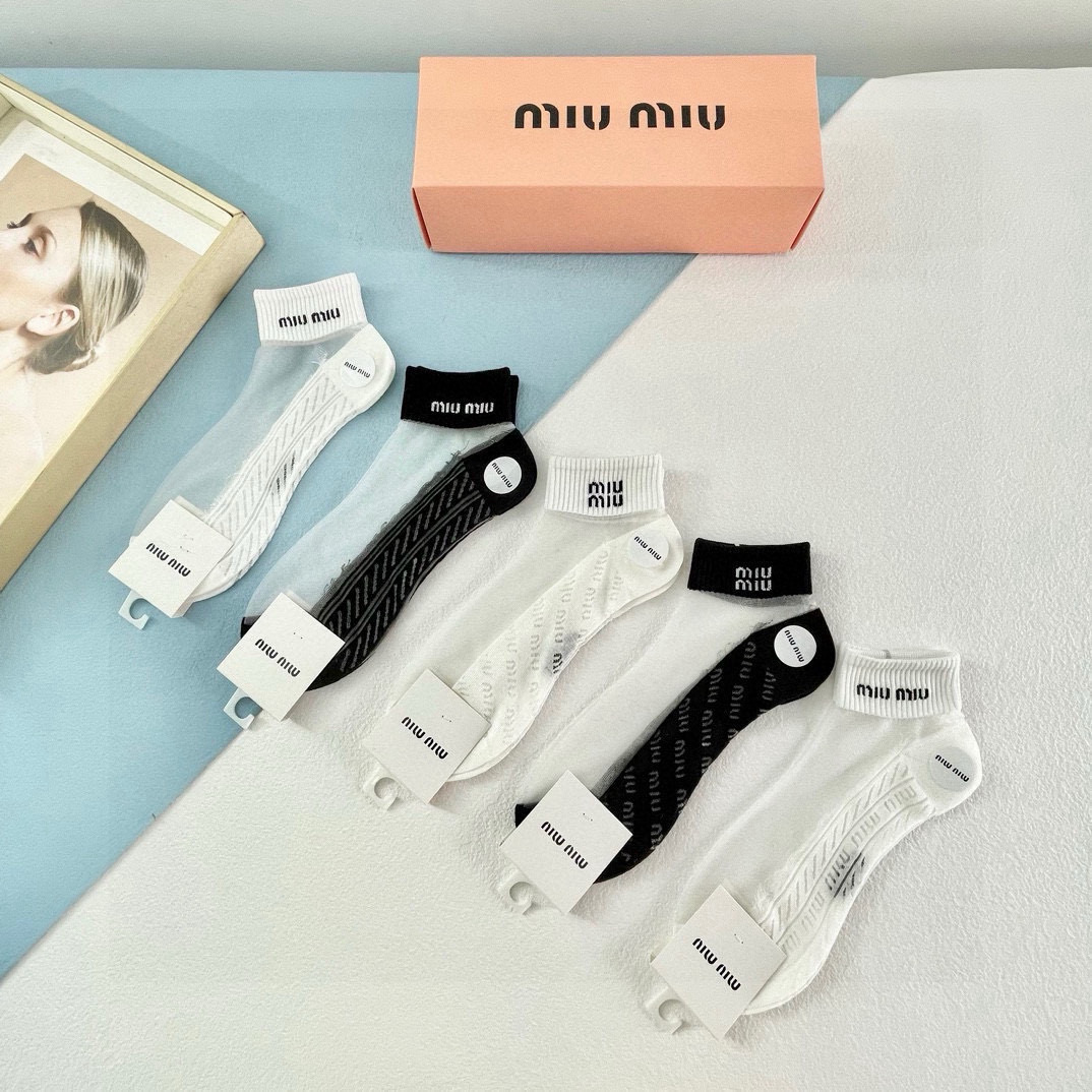  配包装【一盒五双】MIUMIU缪缪❗️新款短款冰丝袜子❗️冰丝加棉，镂空经典字母标志，轻薄透气，酷夏必
