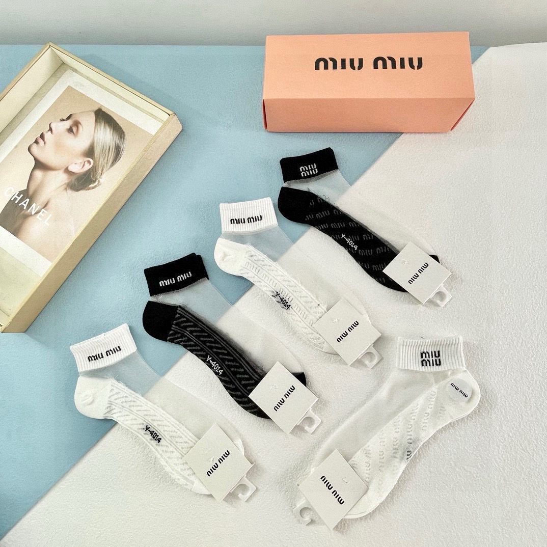  配包装【一盒五双】MIUMIU缪缪❗️新款短款冰丝袜子❗️冰丝加棉，镂空经典字母标志，轻薄透气，酷夏必