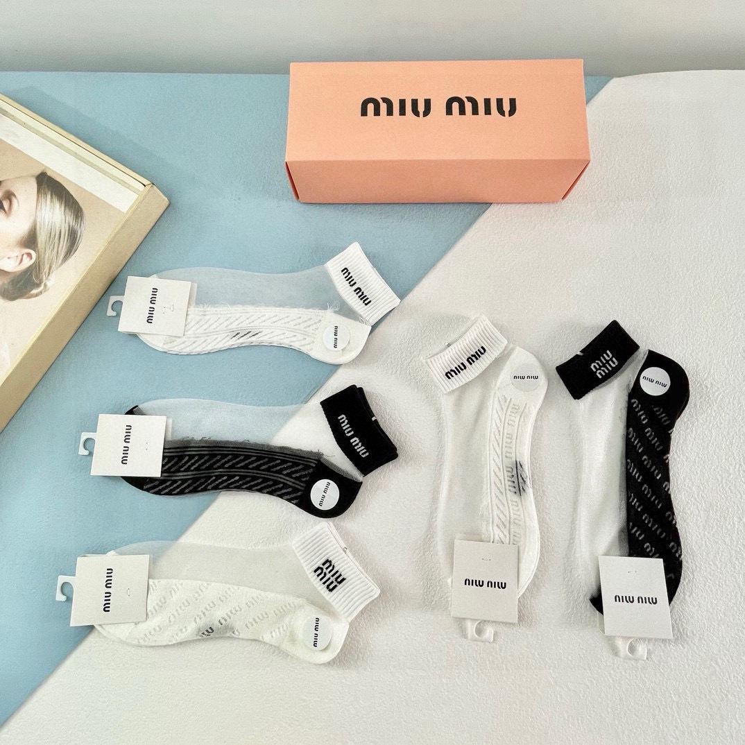  配包装【一盒五双】MIUMIU缪缪❗️新款短款冰丝袜子❗️冰丝加棉，镂空经典字母标志，轻薄透气，酷夏必