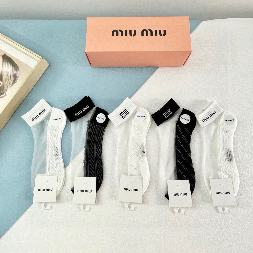  配包装【一盒五双】MIUMIU缪缪❗️新款短款冰丝袜子❗️冰丝加棉，镂空经典字母标志，轻薄透气，酷夏必