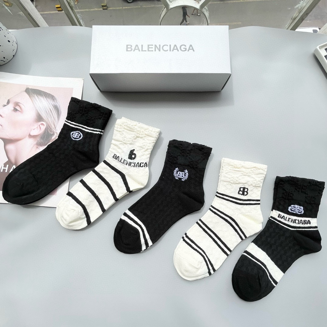  配包装【一盒五双】BALENCIAGA · 巴黎世家🌟 高品质。好看到爆炸欧美大牌中筒袜。男女款🌟潮人