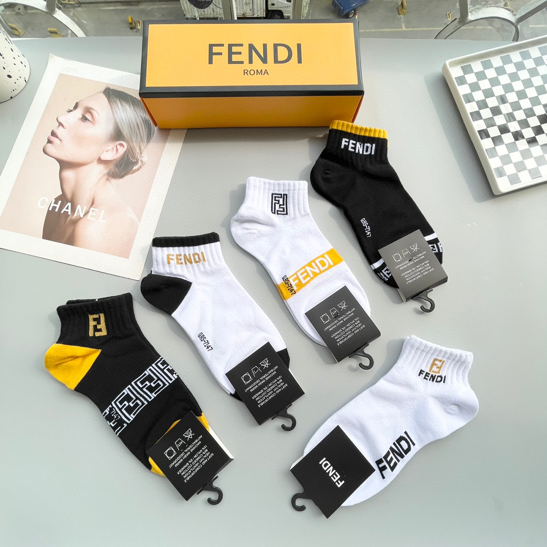  配包装【一盒五双】🌟FENDI芬迪🌟高版本 ～好看到爆炸 欧美大牌男女款短袜。🌟潮人必不能少的专柜代购