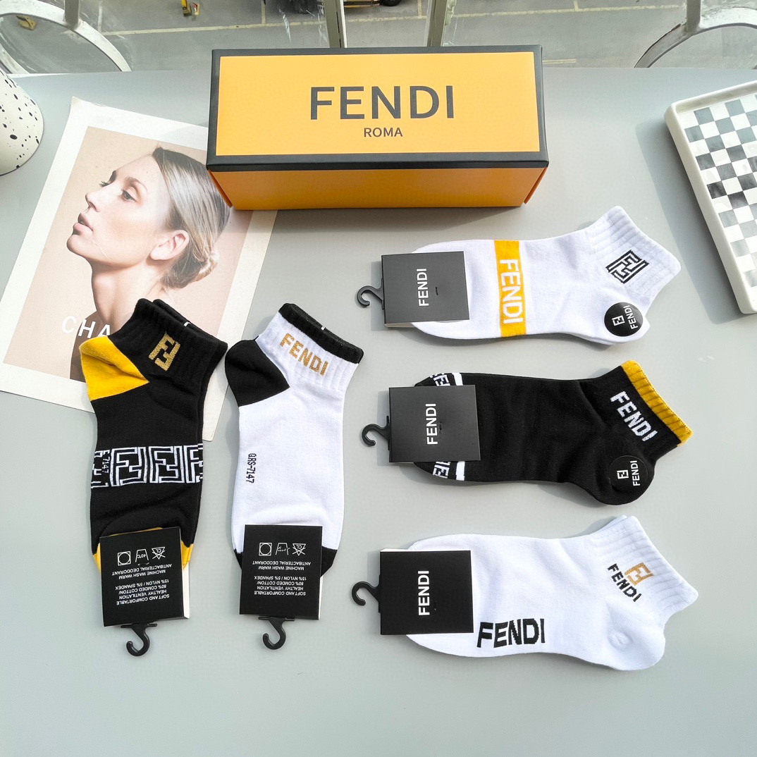  配包装【一盒五双】🌟FENDI芬迪🌟高版本 ～好看到爆炸 欧美大牌男女款短袜。🌟潮人必不能少的专柜代购