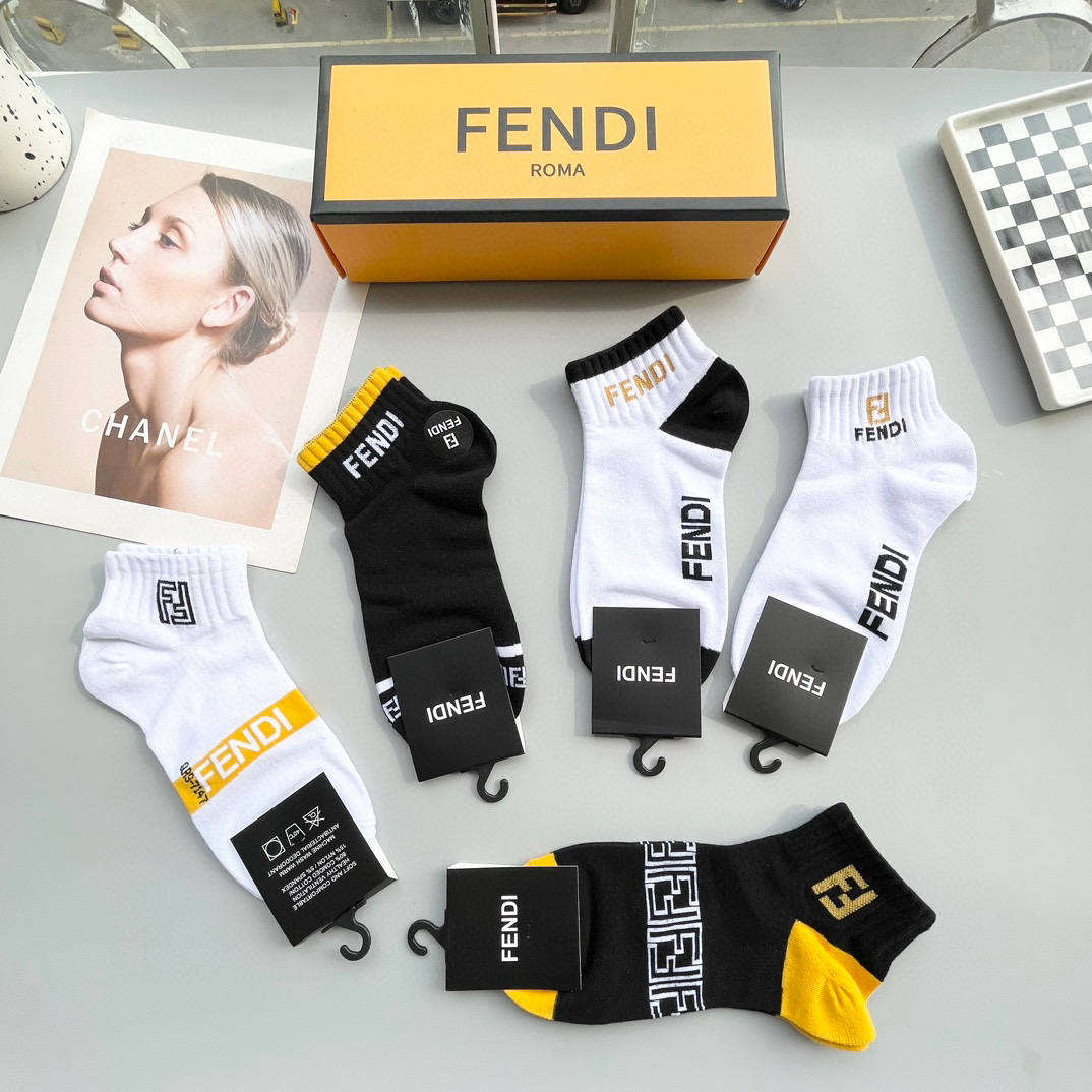  配包装【一盒五双】🌟FENDI芬迪🌟高版本 ～好看到爆炸 欧美大牌男女款短袜。🌟潮人必不能少的专柜代购