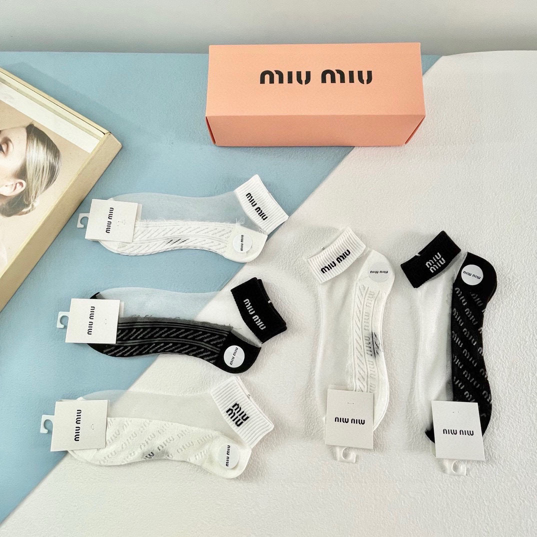  配包装【一盒五双】MIUMIU缪缪❗️新款短款冰丝袜子❗️冰丝加棉，镂空经典字母标志，轻薄透气，酷夏必