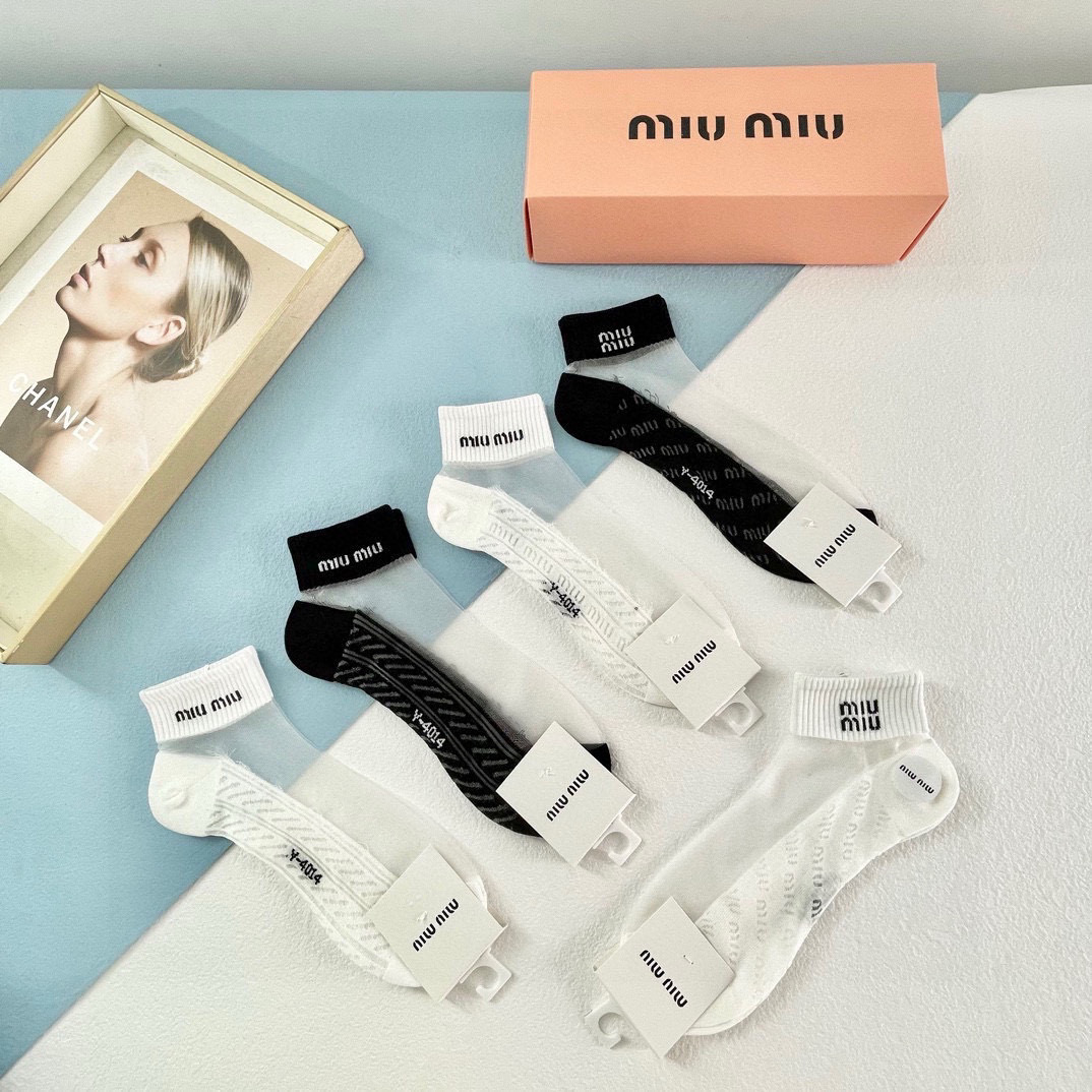  配包装【一盒五双】MIUMIU缪缪❗️新款短款冰丝袜子❗️冰丝加棉，镂空经典字母标志，轻薄透气，酷夏必