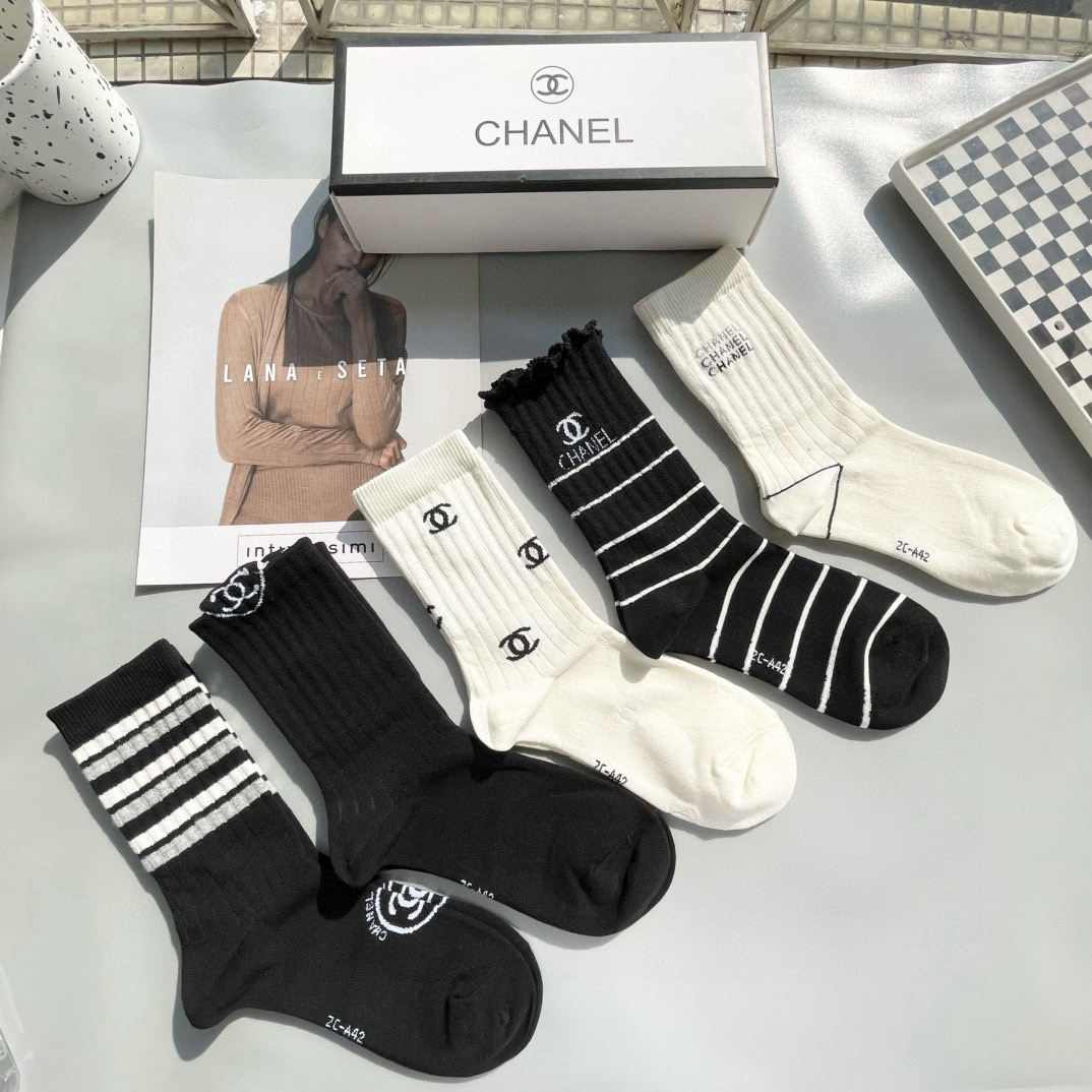   配包装【一盒五双】🌟Chanel 香奈儿 爆款高筒袜🌟高版本 ～好看到爆炸 欧美大牌高筒袜。🌟潮人必