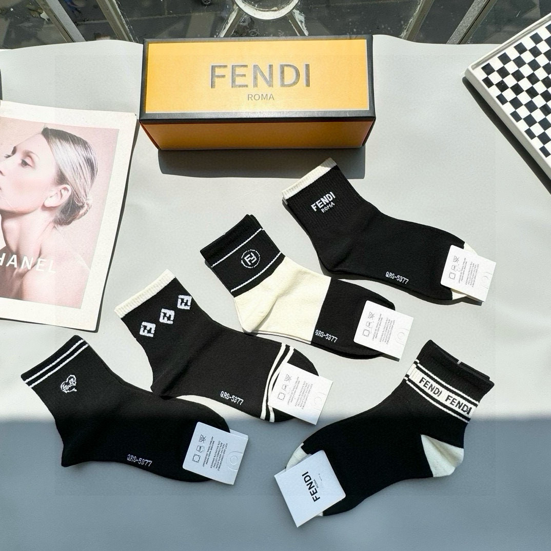  配包装【一盒五双】FENDI · 芬迪❗️大F新品男女款秋冬款中筒袜子❗️超级经典的双F标志，纯棉材质
