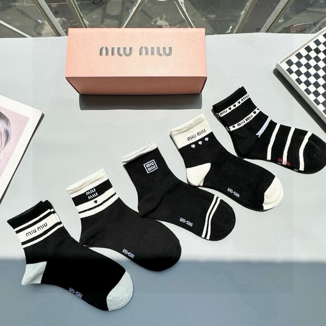   配包装【一盒五双】miumiu · 缪缪❗️高品质。超级爆款网红袜子❗️miu家官网同步字母中筒袜，