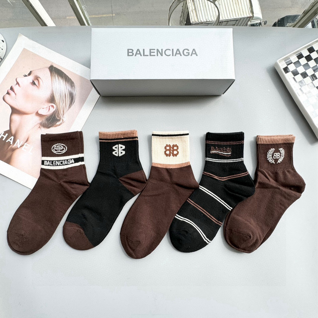  配包装【一盒五双】BALENCIAGA · 巴黎世家🌟 高品质。好看到爆炸欧美大牌中筒袜。男女款🌟潮人