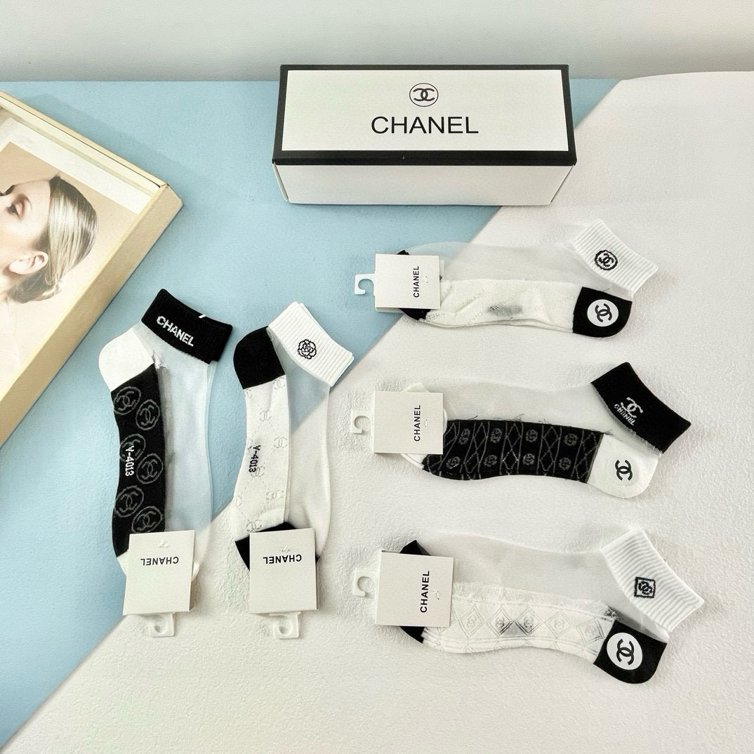  配包装【一盒五双】CHANEL.香奈儿❗️新款短款冰丝袜子❗️冰丝加棉，镂空经典字母标志，轻薄透气，酷