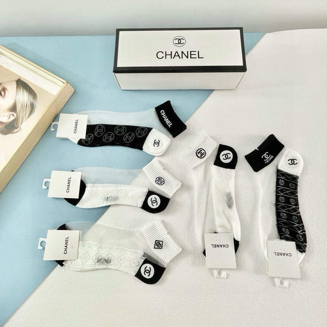  配包装【一盒五双】CHANEL.香奈儿❗️新款短款冰丝袜子❗️冰丝加棉，镂空经典字母标志，轻薄透气，酷