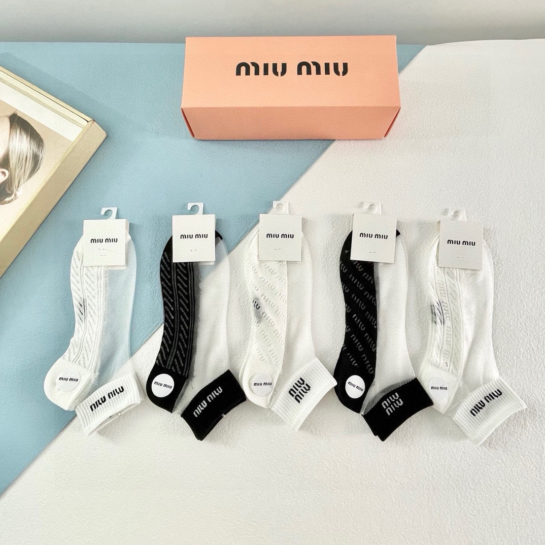  配包装【一盒五双】MIUMIU缪缪❗️新款短款冰丝袜子❗️冰丝加棉，镂空经典字母标志，轻薄透气，酷夏必