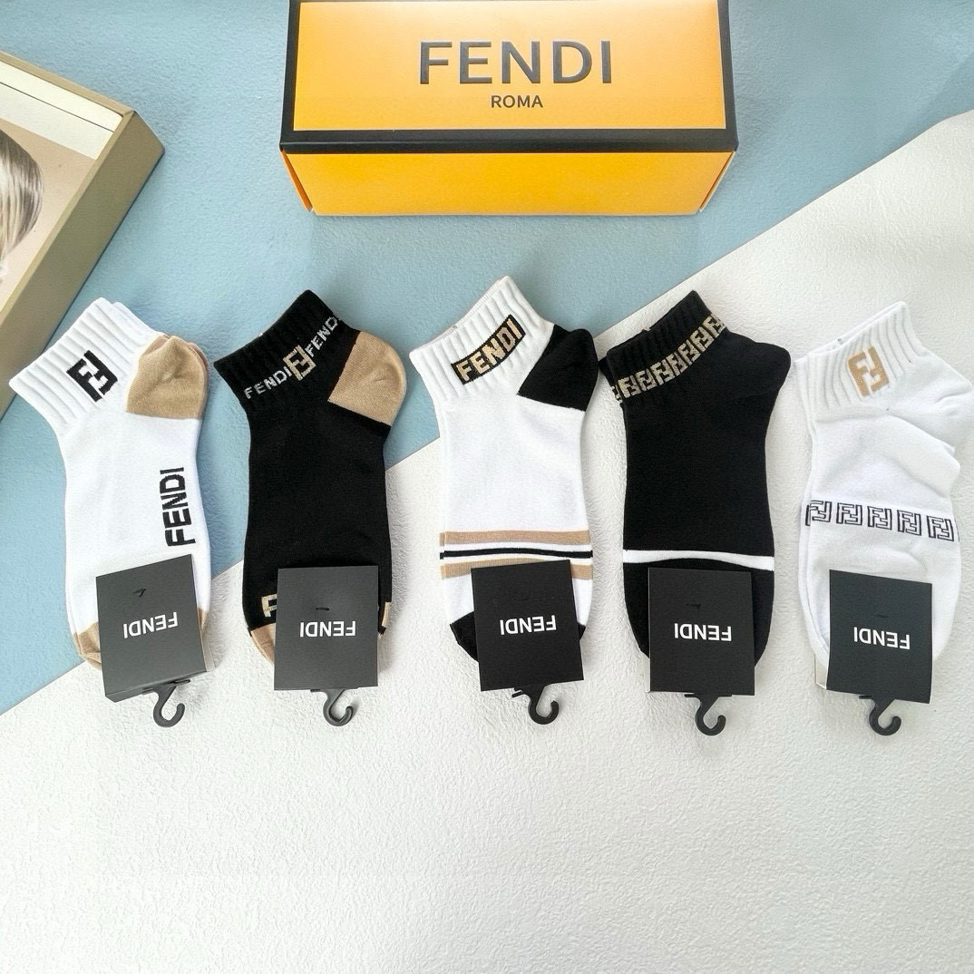  配包装【一盒五双】🌟FENDI芬迪🌟高版本 ～好看到爆炸 欧美大牌男女款短袜。🌟潮人必不能少的专柜代购