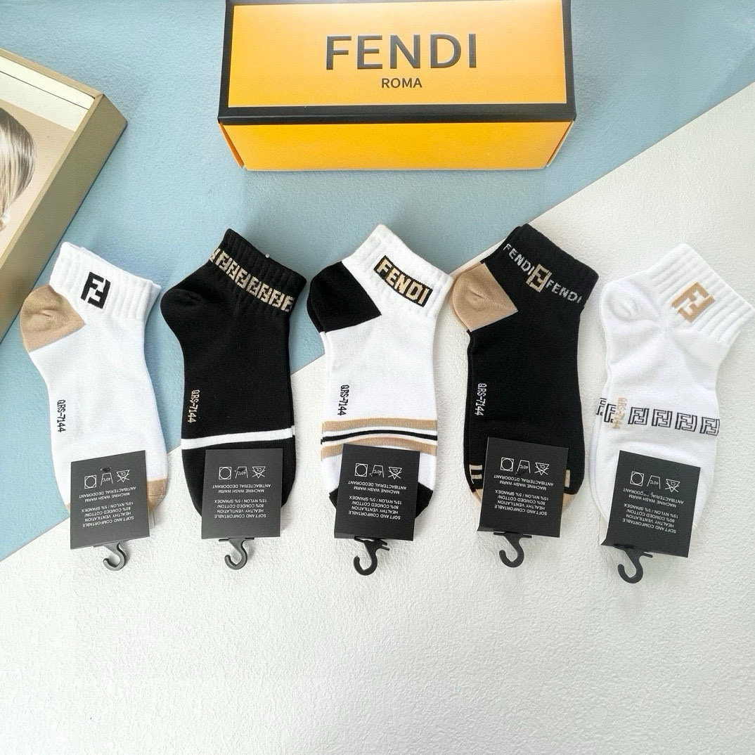  配包装【一盒五双】🌟FENDI芬迪🌟高版本 ～好看到爆炸 欧美大牌男女款短袜。🌟潮人必不能少的专柜代购