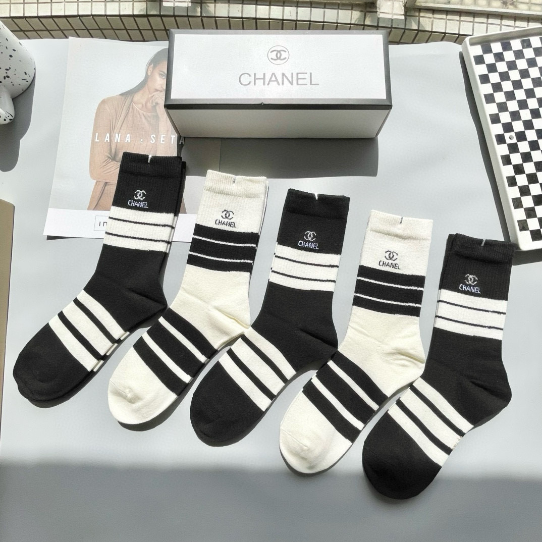 配包装【一盒五双】CHANEL · 香奈儿❗️高品质。超级爆款网红袜子❗️小香家官网同步字母中筒袜，i