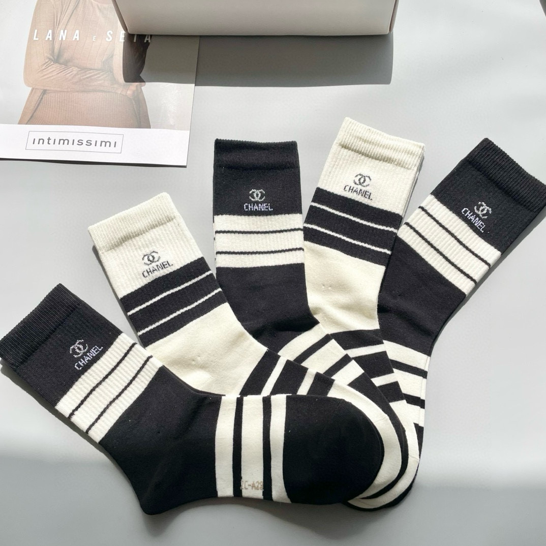  配包装【一盒五双】CHANEL · 香奈儿❗️高品质。超级爆款网红袜子❗️小香家官网同步字母中筒袜，i
