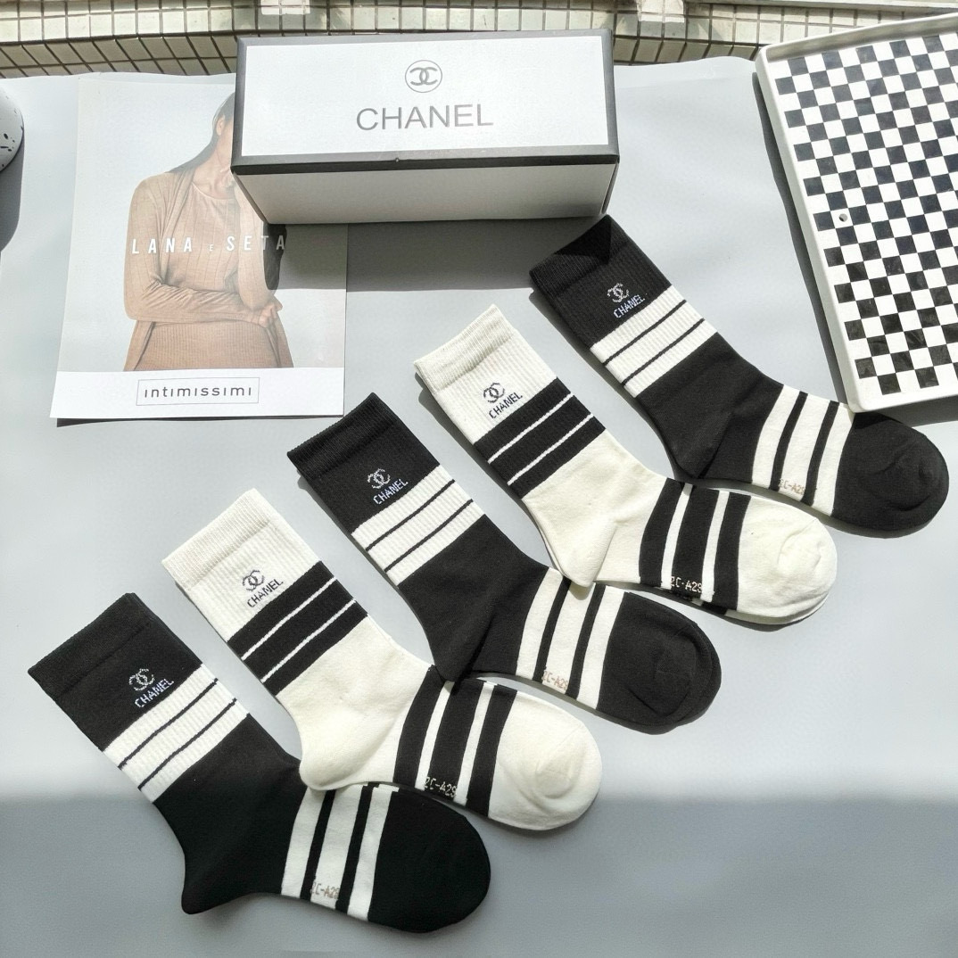  配包装【一盒五双】CHANEL · 香奈儿❗️高品质。超级爆款网红袜子❗️小香家官网同步字母中筒袜，i