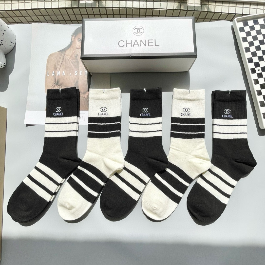  配包装【一盒五双】CHANEL · 香奈儿❗️高品质。超级爆款网红袜子❗️小香家官网同步字母中筒袜，i