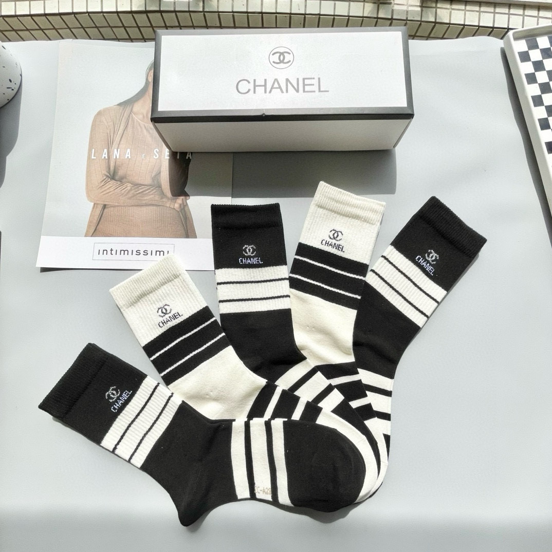  配包装【一盒五双】CHANEL · 香奈儿❗️高品质。超级爆款网红袜子❗️小香家官网同步字母中筒袜，i