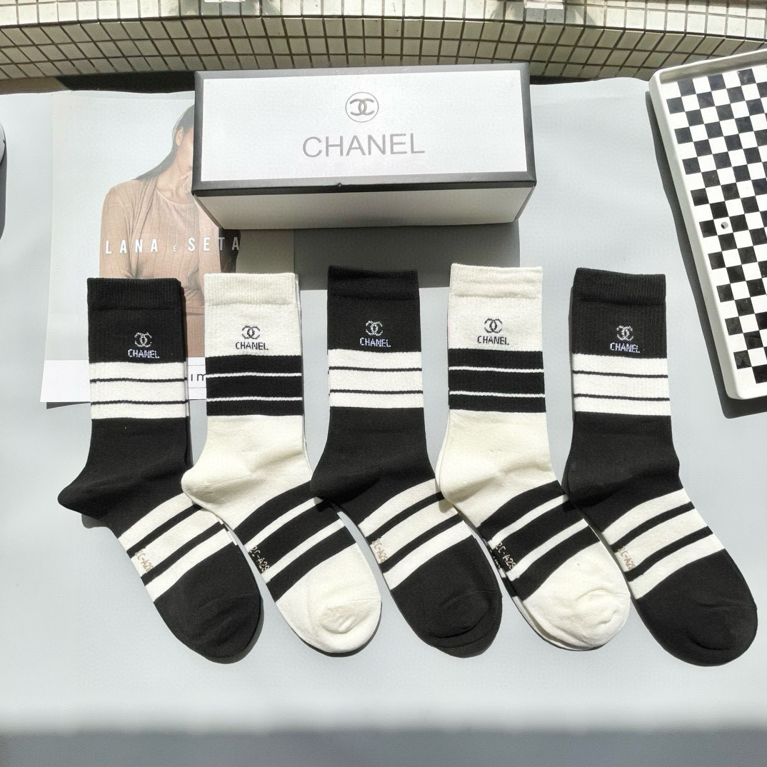  配包装【一盒五双】CHANEL · 香奈儿❗️高品质。超级爆款网红袜子❗️小香家官网同步字母中筒袜，i