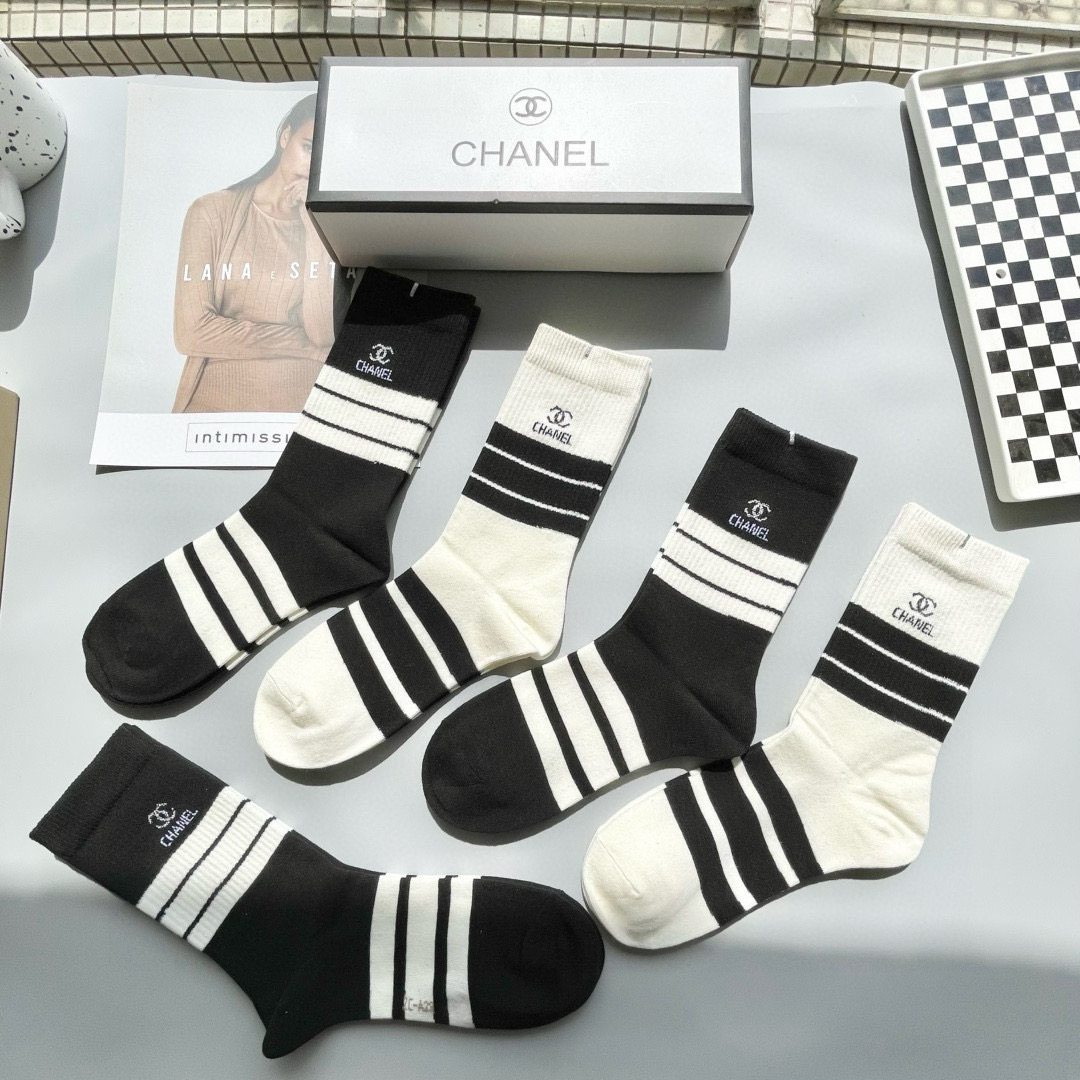  配包装【一盒五双】CHANEL · 香奈儿❗️高品质。超级爆款网红袜子❗️小香家官网同步字母中筒袜，i