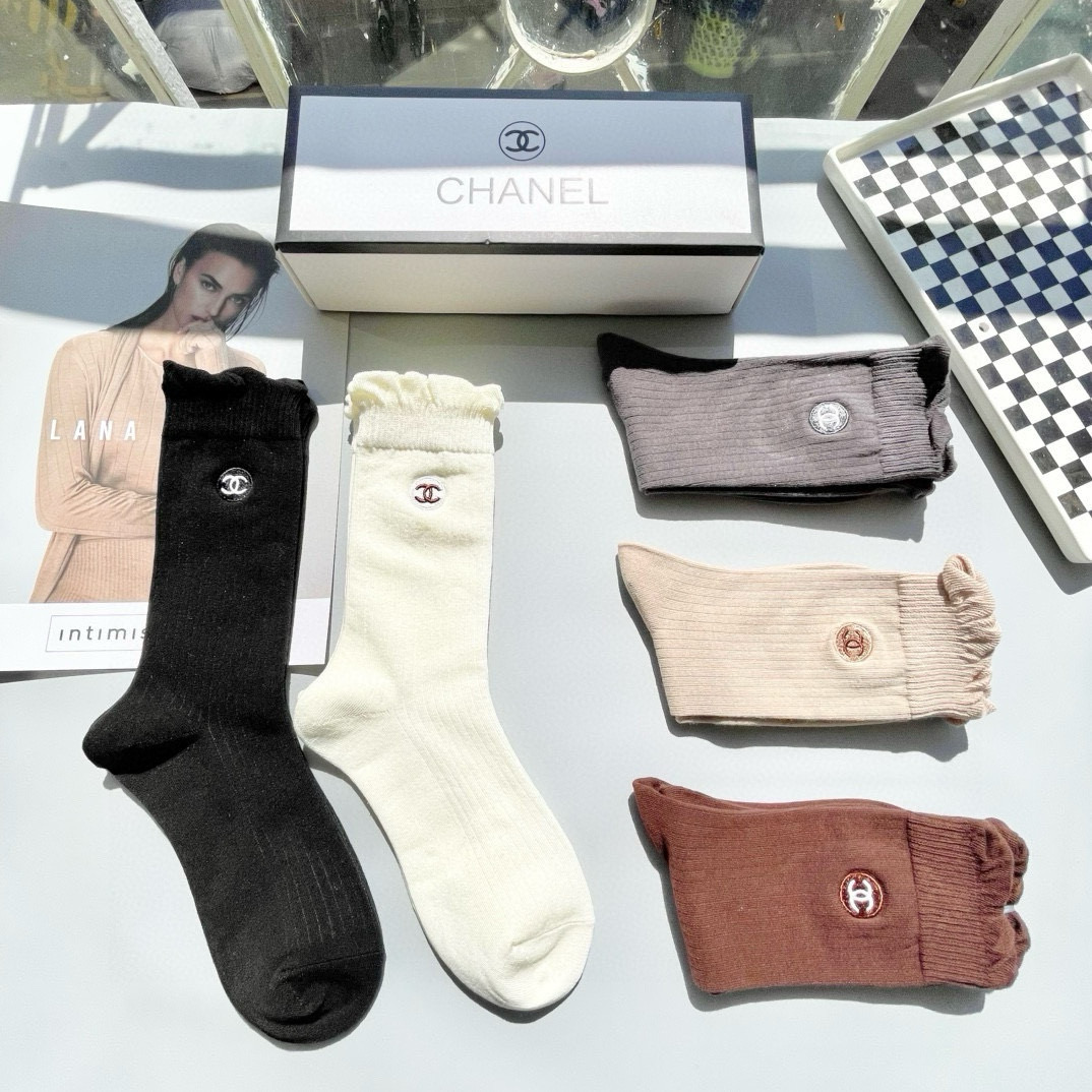  配包装【一盒五双】CHANEL · 香奈儿❗️高品质。超级爆款网红袜子❗️小香家官网同步字母中筒袜，i