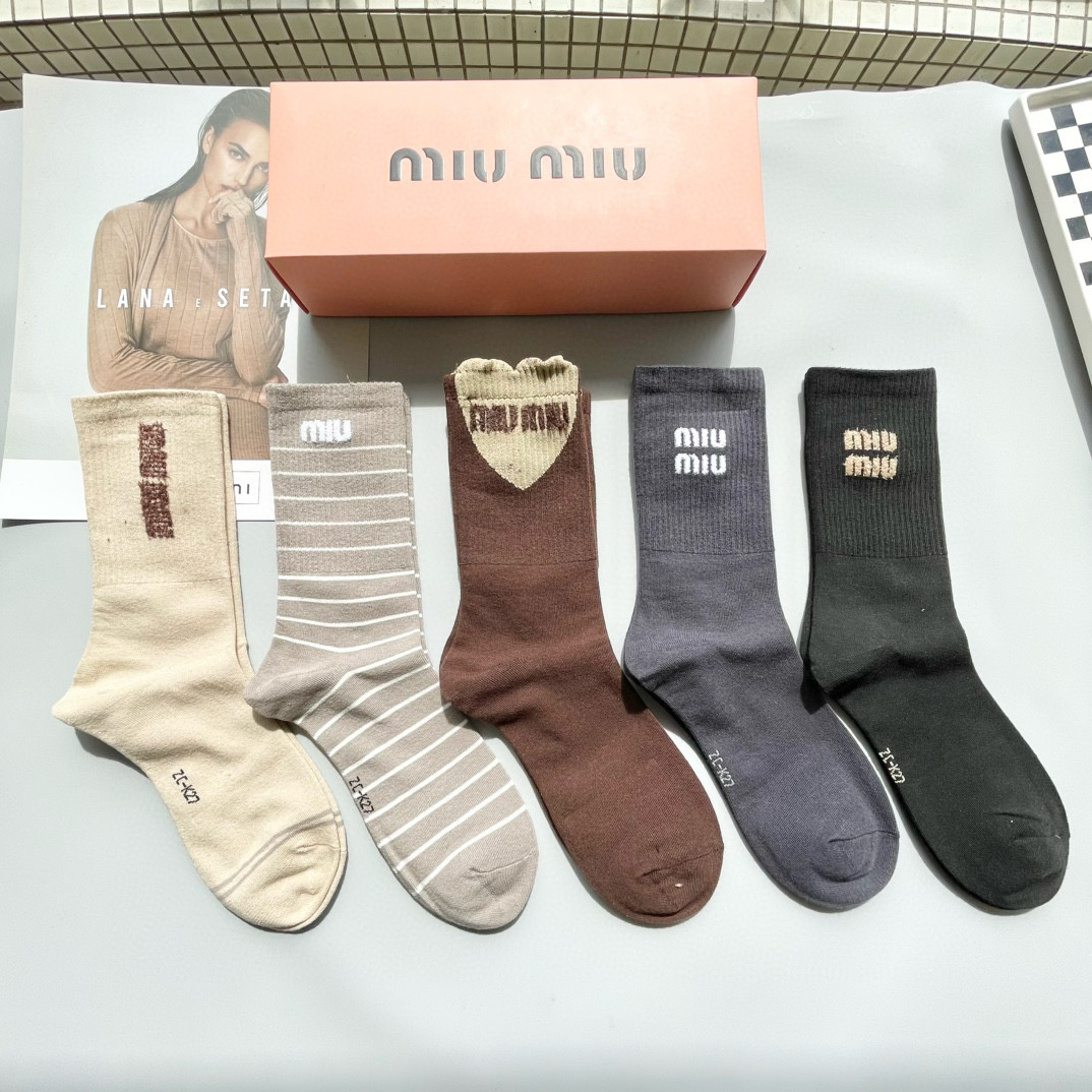   配包装【一盒四双】miumiu · 缪缪❗️高品质。超级爆款网红袜子❗️miu家官网同步饰品字母中筒