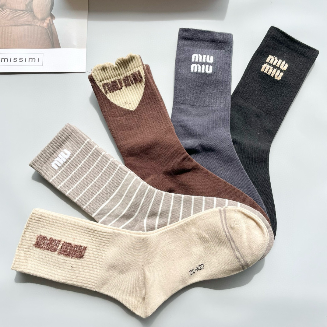   配包装【一盒四双】miumiu · 缪缪❗️高品质。超级爆款网红袜子❗️miu家官网同步饰品字母中筒