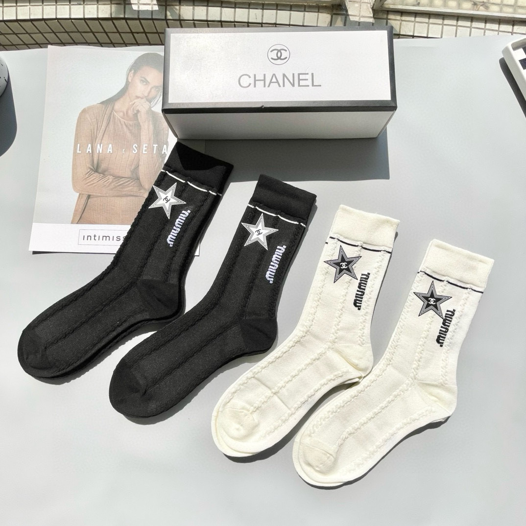  配包装【一盒四双】🌟CHANEL香奈儿 爆款中筒袜🌟高版本 ～好看到爆炸 欧美大牌中筒袜。🌟潮人必不能