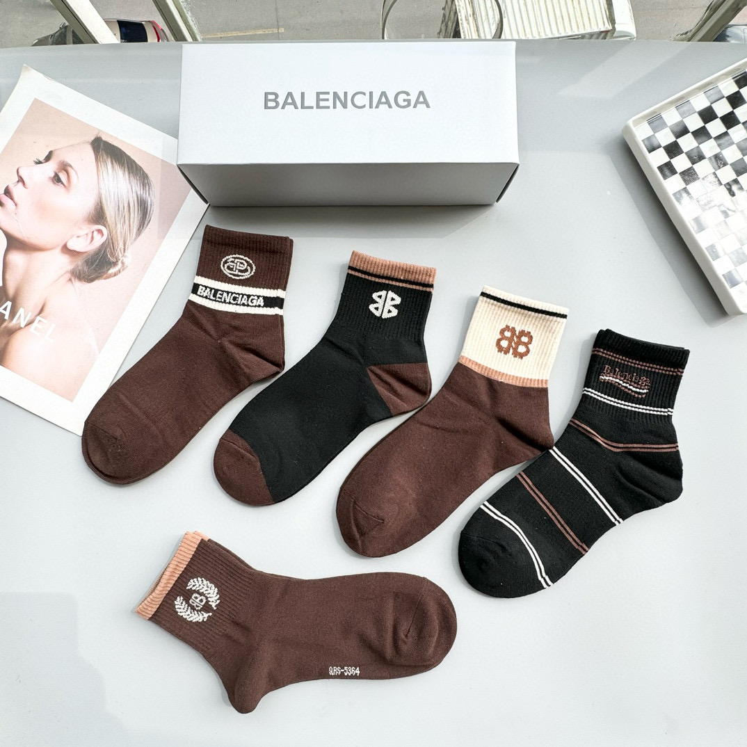  配包装【一盒五双】BALENCIAGA · 巴黎世家🌟 高品质。好看到爆炸欧美大牌中筒袜。男女款🌟潮人