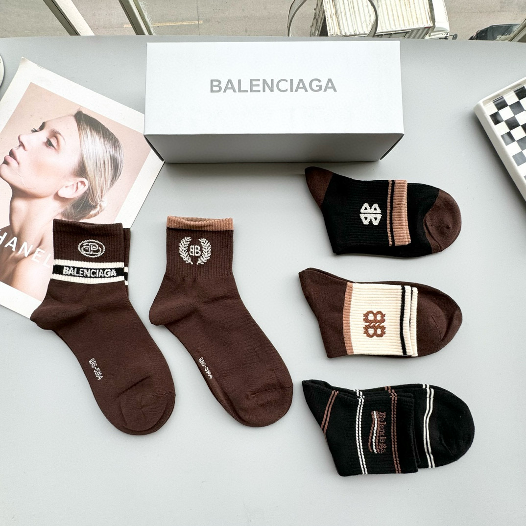 配包装【一盒五双】BALENCIAGA · 巴黎世家🌟 高品质。好看到爆炸欧美大牌中筒袜。男女款🌟潮人