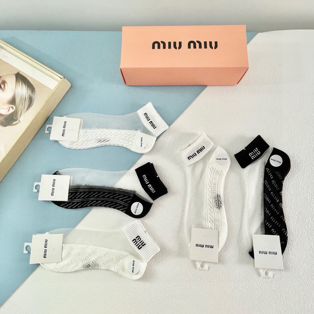  配包装【一盒五双】MIUMIU缪缪❗️新款短款冰丝袜子❗️冰丝加棉，镂空经典字母标志，轻薄透气，酷夏必