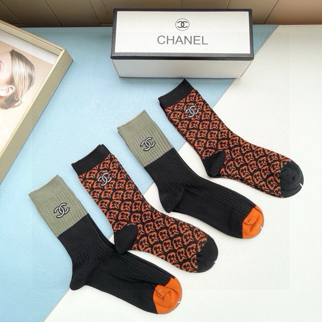  配包装【一盒四双】CHANEL · 香奈儿❗️高品质。超级爆款网红袜子❗️小香家官网同步饰品字母中筒袜
