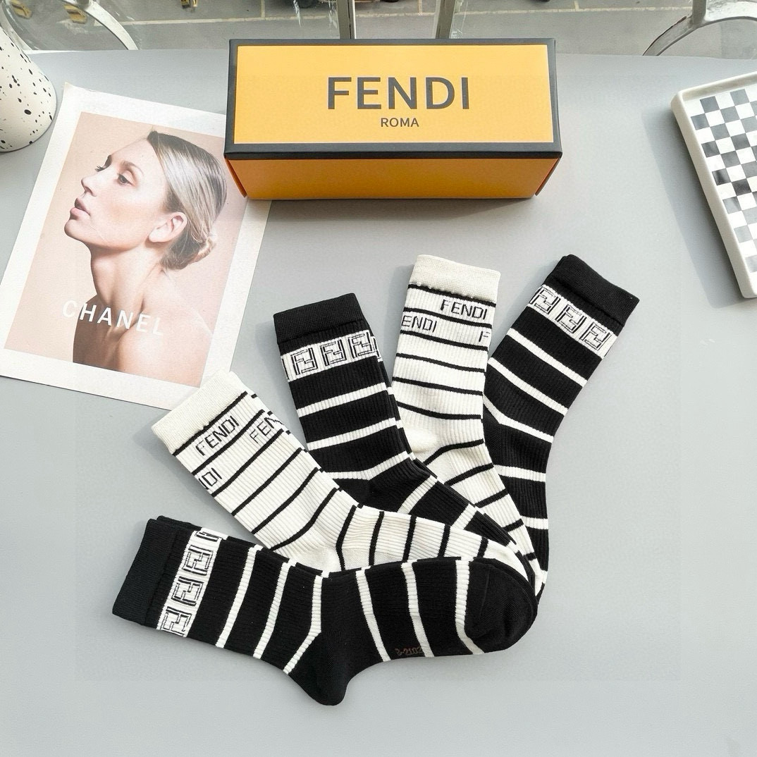  配包装【一盒五双】FENDI · 芬迪❗️大F新品高筒袜子❗️超级经典的双F标志，纯棉材质制造，透气舒