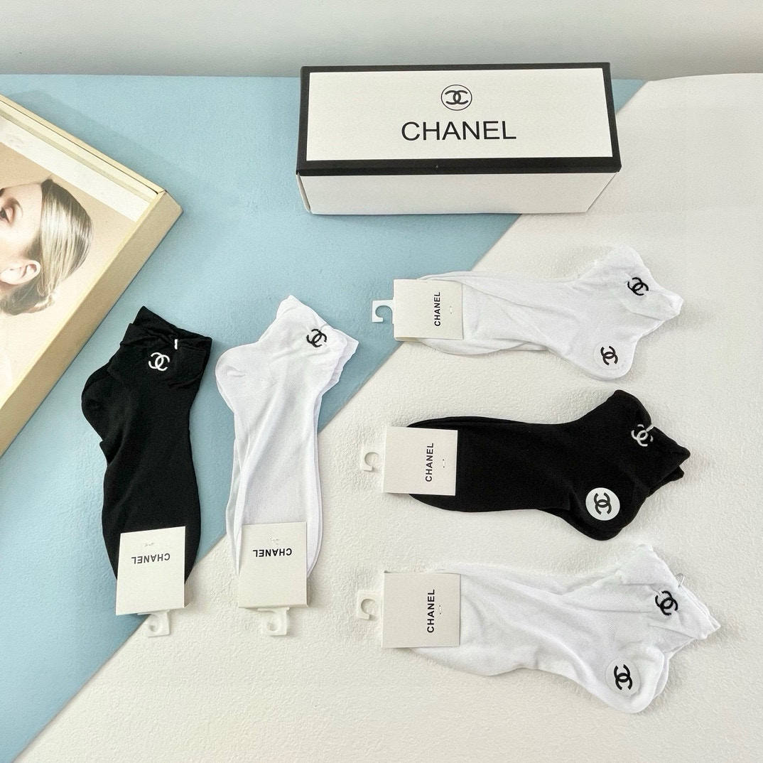   配包装【一盒五双】🌟Chanel 香奈儿 爆款高筒袜🌟高版本 ～好看到爆炸 欧美大牌高筒袜。🌟潮人必