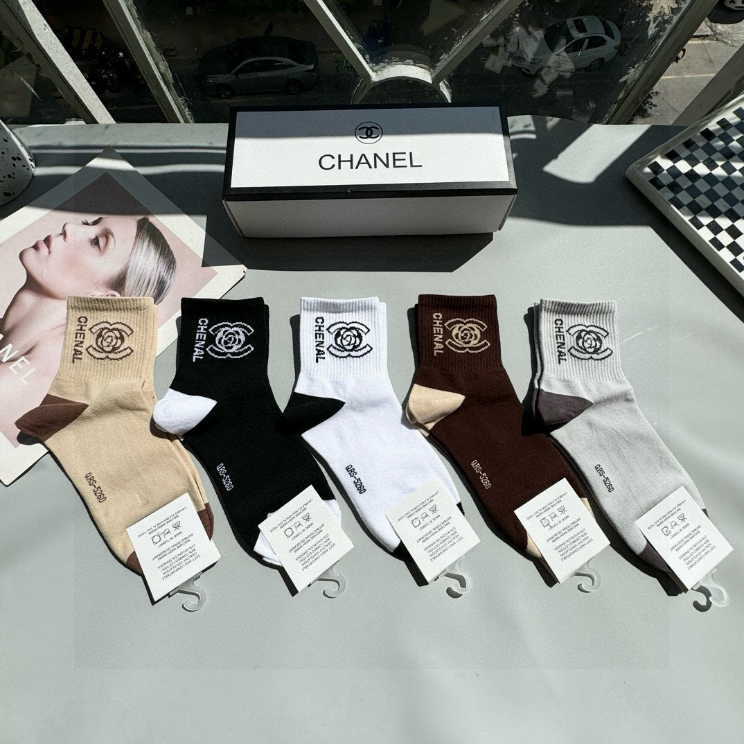   配包装【一盒五双】🌟Chanel 香奈儿 爆款中筒袜🌟高版本 ～好看到爆炸 欧美大牌中筒袜。🌟潮人必