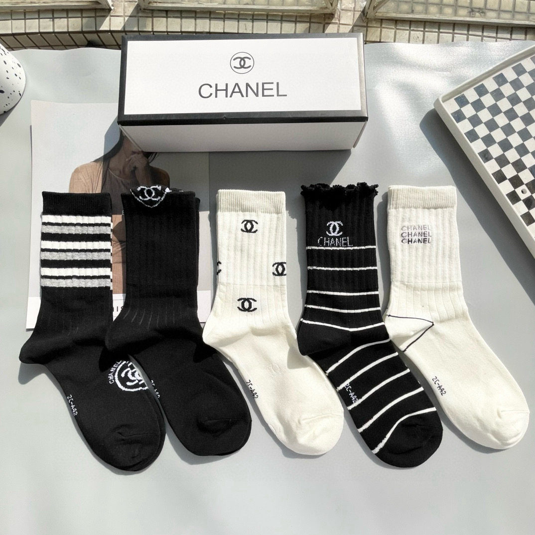 NO:351152,Packaging [one box and five pairs] Chanel Chanel is a hot high-end version of high-end socks ~ It is easy to see the explosion. A must-have counter purchasing quality for big European and American brands of high-end socks. Socks, which are super high-end and fashionable. Ahhhhhh~~ Recommended and recommended~~ Must-in-one fashionable items!  !  socks, stockings, socks, chanel, chanel, socks19860909配包装【一盒五双】Chanel 香奈儿 爆款高筒袜高版本 ～好看到爆炸 欧美大牌高筒袜潮人必不能少的专柜代购品质 袜子 ,搭配起来超高逼格 时髦度爆表啊啊啊啊～～推荐推荐推荐～～必入时髦小单品！！袜子,丝袜,袜子,chanel,chanel,socks,accessory