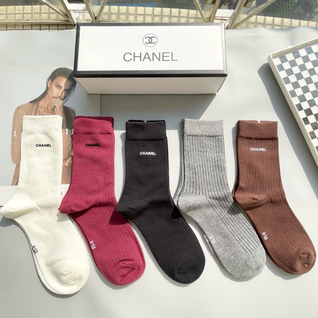 NO:352164,Packaging [one box and five pairs] CHANEL Chanel's popular mid-tube socks high-version ~ It's easy to see the explosion. The counter purchasing quality that European and American big-name mid-tube socks are indispensable. Socks, which are super high-end and fashionable. Ahhhhh~~ Recommended and recommended~~ Must-in-one fashionable items!  !  socks, stockings, socks, chanel, chanel, socks19860909配包装【一盒五双】CHANEL香奈儿 爆款中筒袜高版本 ～好看到爆炸 欧美大牌中筒袜潮人必不能少的专柜代购品质 袜子 ,搭配起来超高逼格 时髦度爆表啊啊啊啊～～推荐推荐推荐～～必入时髦小单品！！袜子,丝袜,袜子,chanel,chanel,socks,accessory