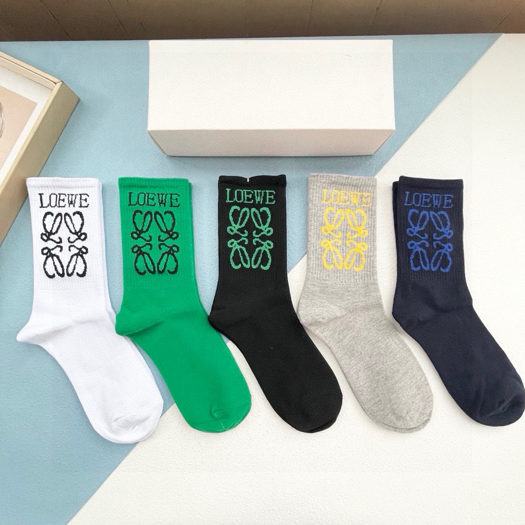 NO:352251,Packaging [One box and five pairs] LOEWE · Loewe's new short socks for men and women, classic logo for socks, simple plain color, pure cotton material woven, breathable and comfortable, super nice super hot small items, big brands go out on the street, trendy people must have super easy to match socks, stockings, socks, loewe, loewe, loewe, socks19860909配包装【一盒五双】LOEWE · 罗意威新品男女短款袜子袜身经典标志搭配极简素色,纯棉材质织造,透气舒适,超级nice超火爆小单品,大牌出街,潮人必备超好搭袜子,丝袜,袜子,loewe,loewe,socks,accessory