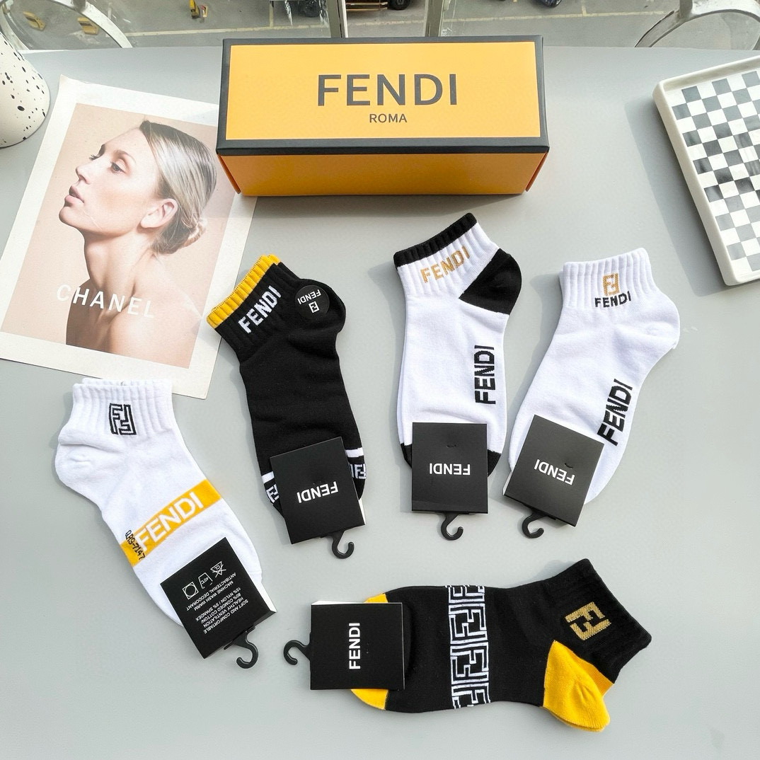  配包装【一盒五双】🌟FENDI芬迪🌟高版本 ～好看到爆炸 欧美大牌男女款短袜。🌟潮人必不能少的专柜代购