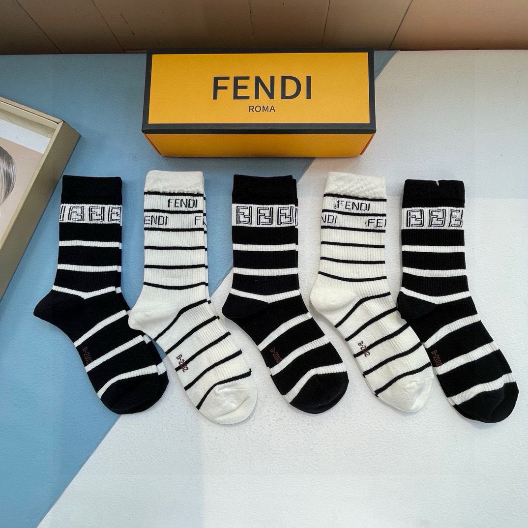 NO:354024,Packaging [One box and five pairs] FENDI · Fendi Big F new high-tube socks super classic double F logo, made of pure cotton, breathable and comfortable, super nice super popular small items, big brands go out on the street, trendy people must have super easy to match socks, stockings, socks, fendi, fendi, fendi, socks19860909配包装【一盒五双】FENDI · 芬迪大F新品高筒袜子超级经典的双F标志,纯棉材质制造,透气舒适,超级nice超火爆小单品,大牌出街,潮人必备超好搭袜子,丝袜,袜子,fendi,fendi,socks,accessory