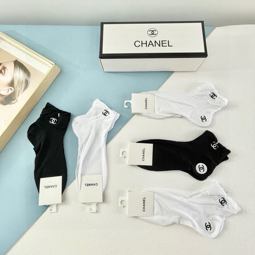   配包装【一盒五双】🌟Chanel 香奈儿 爆款高筒袜🌟高版本 ～好看到爆炸 欧美大牌高筒袜。🌟潮人必