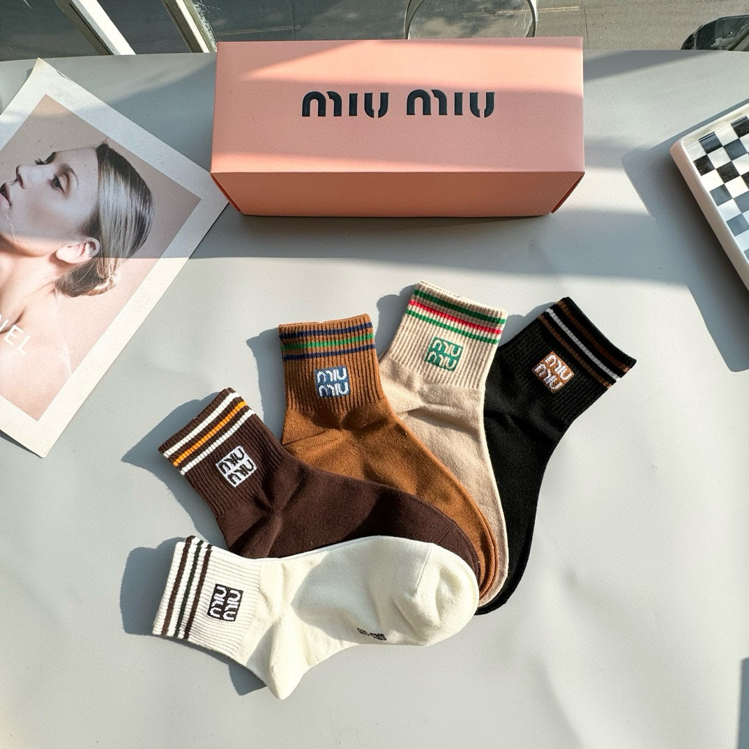   配包装【一盒五双】miumiu · 缪缪❗️高品质。超级爆款网红袜子❗️miu家官网同步字母中筒袜，