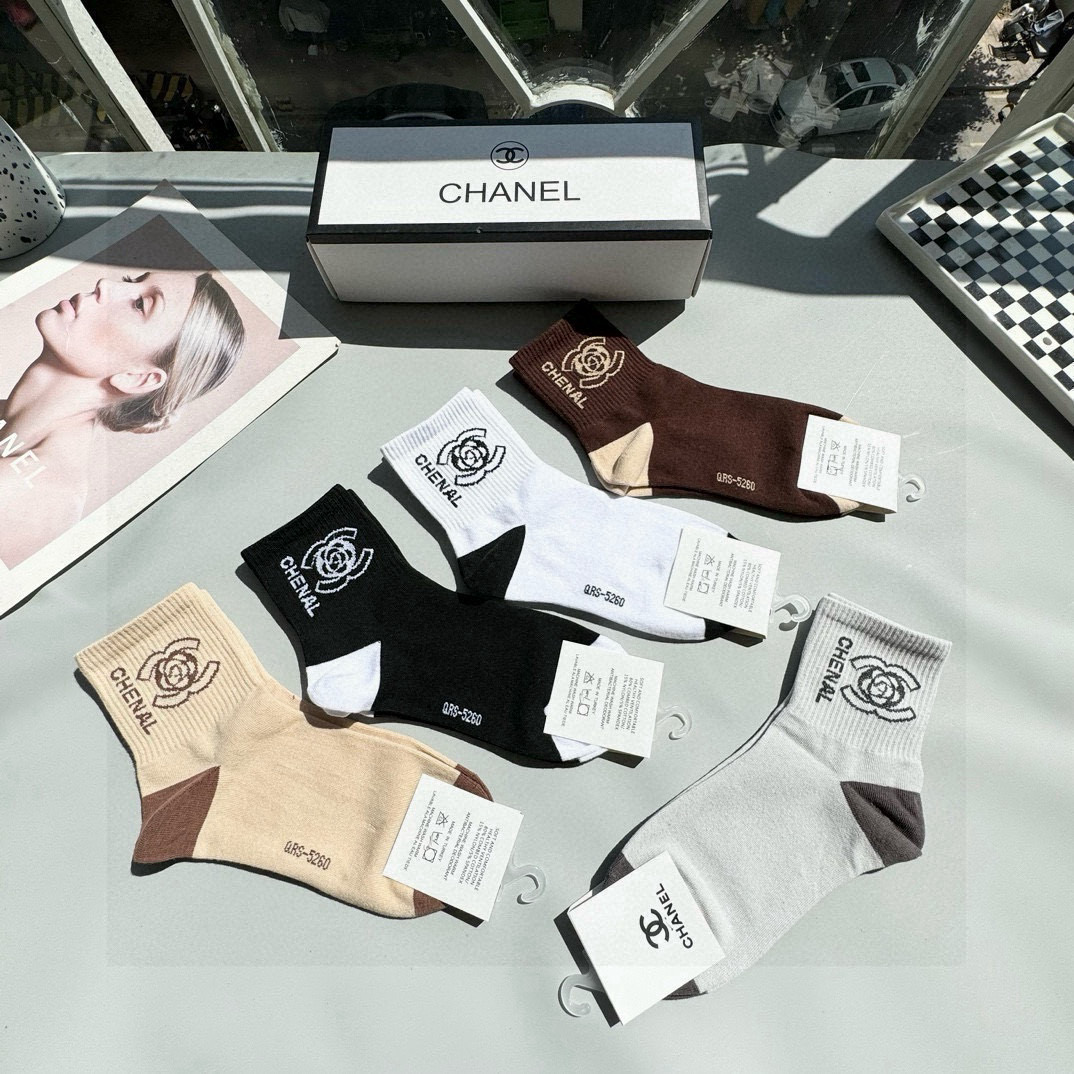   配包装【一盒五双】🌟Chanel 香奈儿 爆款中筒袜🌟高版本 ～好看到爆炸 欧美大牌中筒袜。🌟潮人必