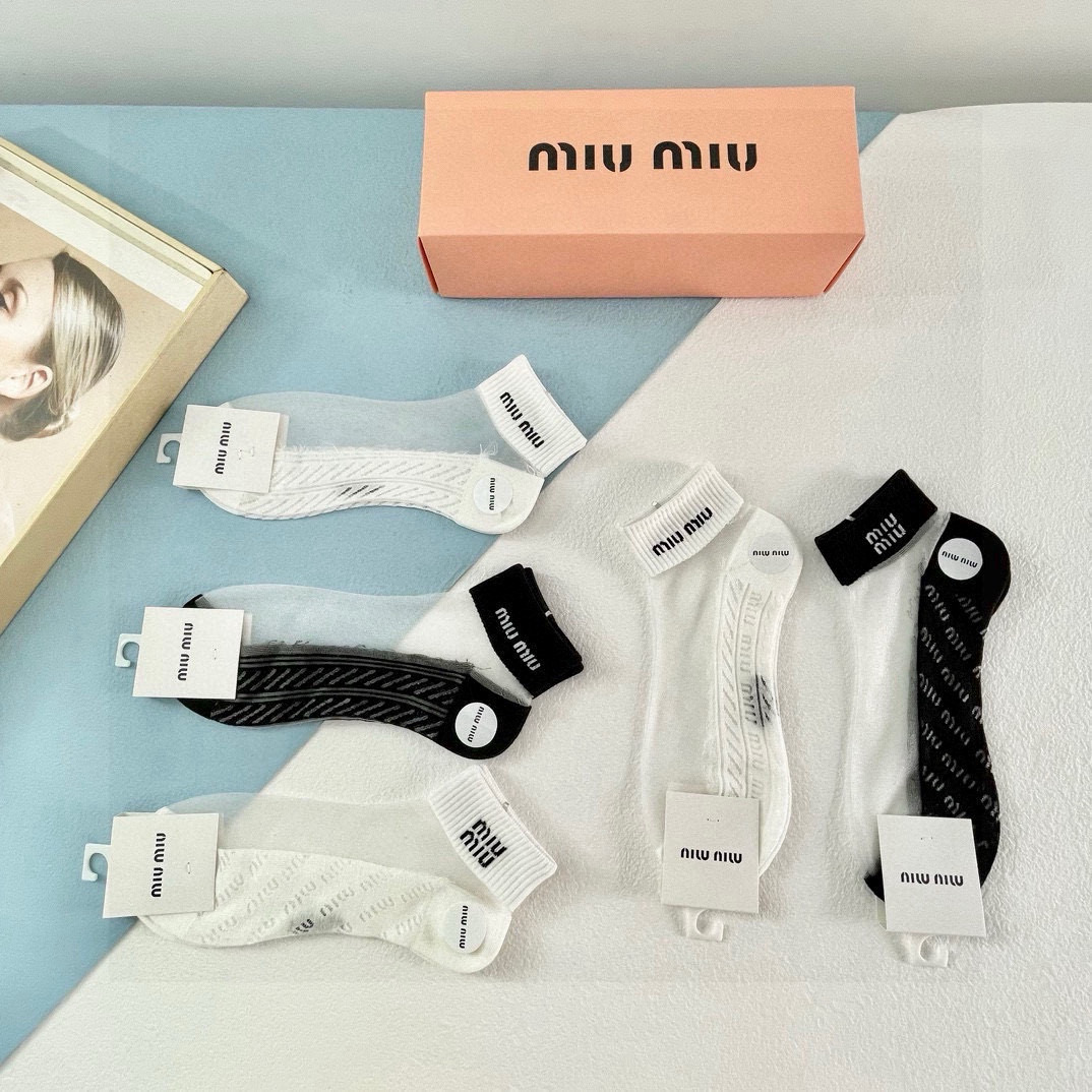  配包装【一盒五双】MIUMIU缪缪❗️新款短款冰丝袜子❗️冰丝加棉，镂空经典字母标志，轻薄透气，酷夏必