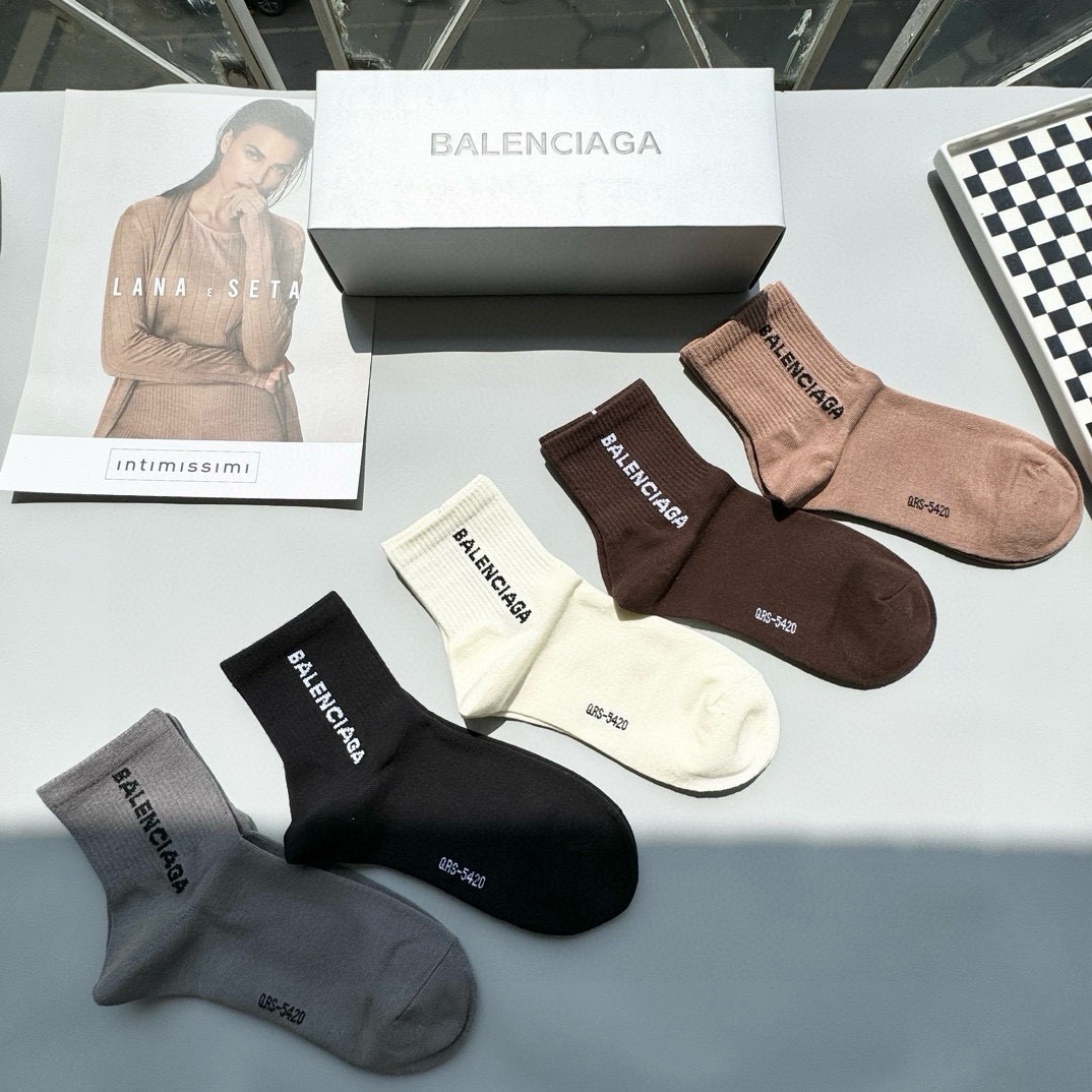  配包装【一盒五双】BALENCIAGA · 巴黎世家🌟 高品质。好看到爆炸欧美大牌中筒袜。男女款🌟潮人