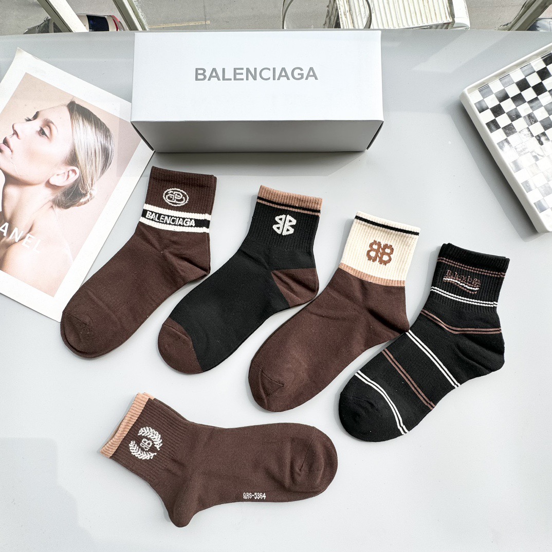  配包装【一盒五双】BALENCIAGA · 巴黎世家🌟 高品质。好看到爆炸欧美大牌中筒袜。男女款🌟潮人