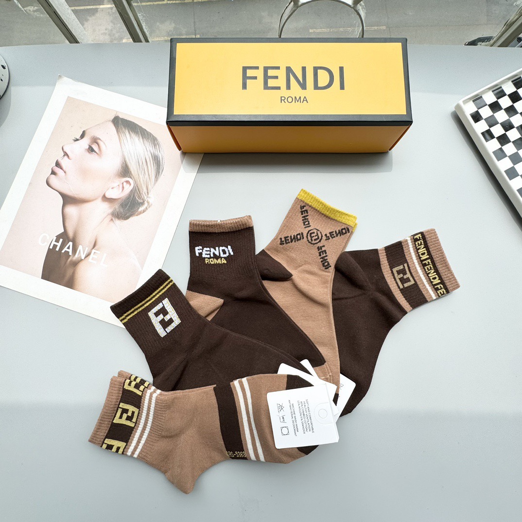  配包装【一盒五双】FENDI · 芬迪❗️大F新品男女款秋冬款中筒袜子❗️超级经典的双F标志，纯棉材质