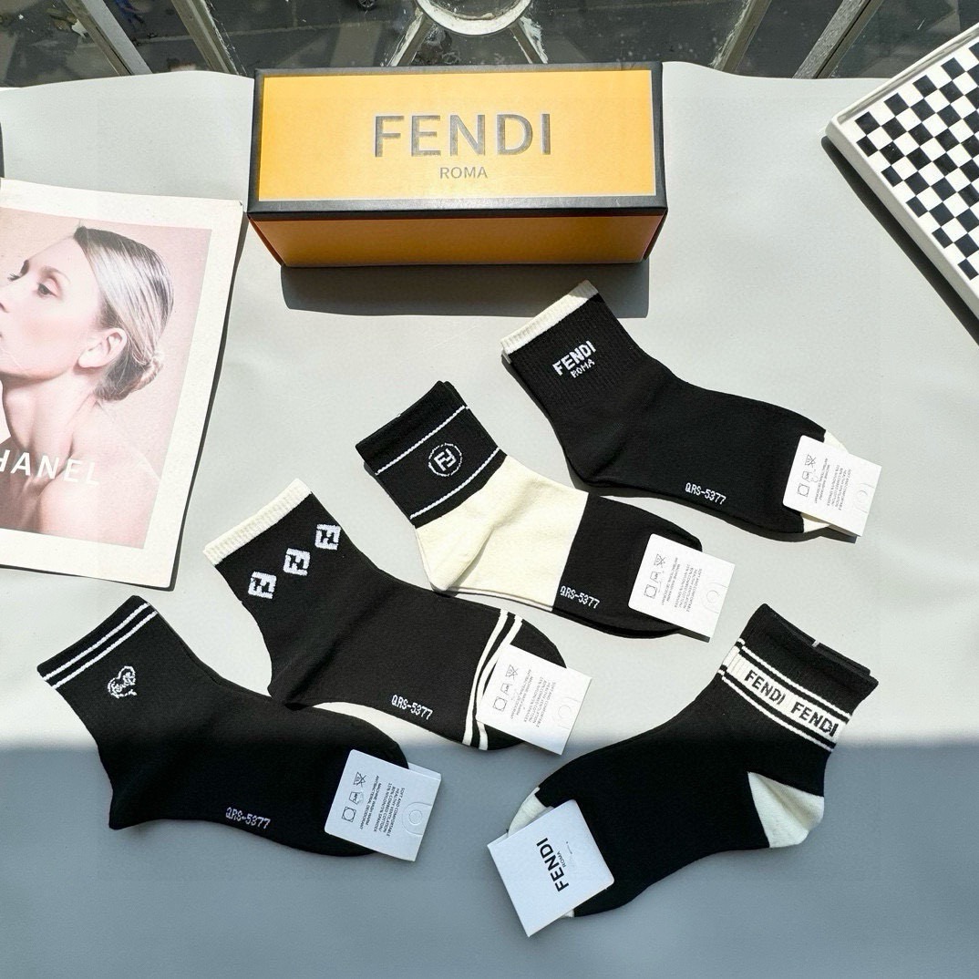  配包装【一盒五双】FENDI · 芬迪❗️大F新品男女款秋冬款中筒袜子❗️超级经典的双F标志，纯棉材质